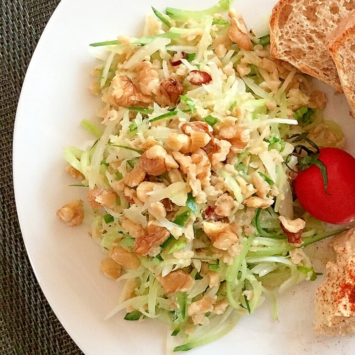 大豆ミートのタイ風そぼろと千切り野菜のサラダ